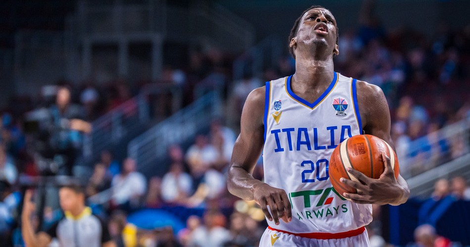 Saliou Niang admira la fuerza de su oponente, Luka Dončić